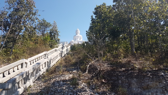 Pai, Wat Phra That Mae Yen, Witte Boeddha, Backpackjunkies