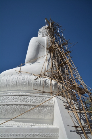 Pai, Wat Phra That Mae Yen, Witte Boeddha, Backpackjunkies