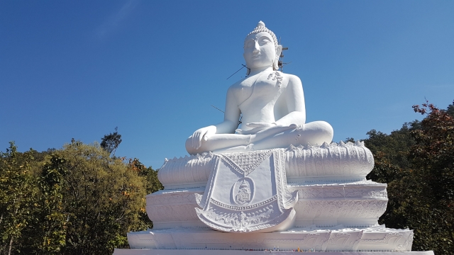 Pai, Wat Phra That Mae Yen, Witte Boeddha, Backpackjunkies