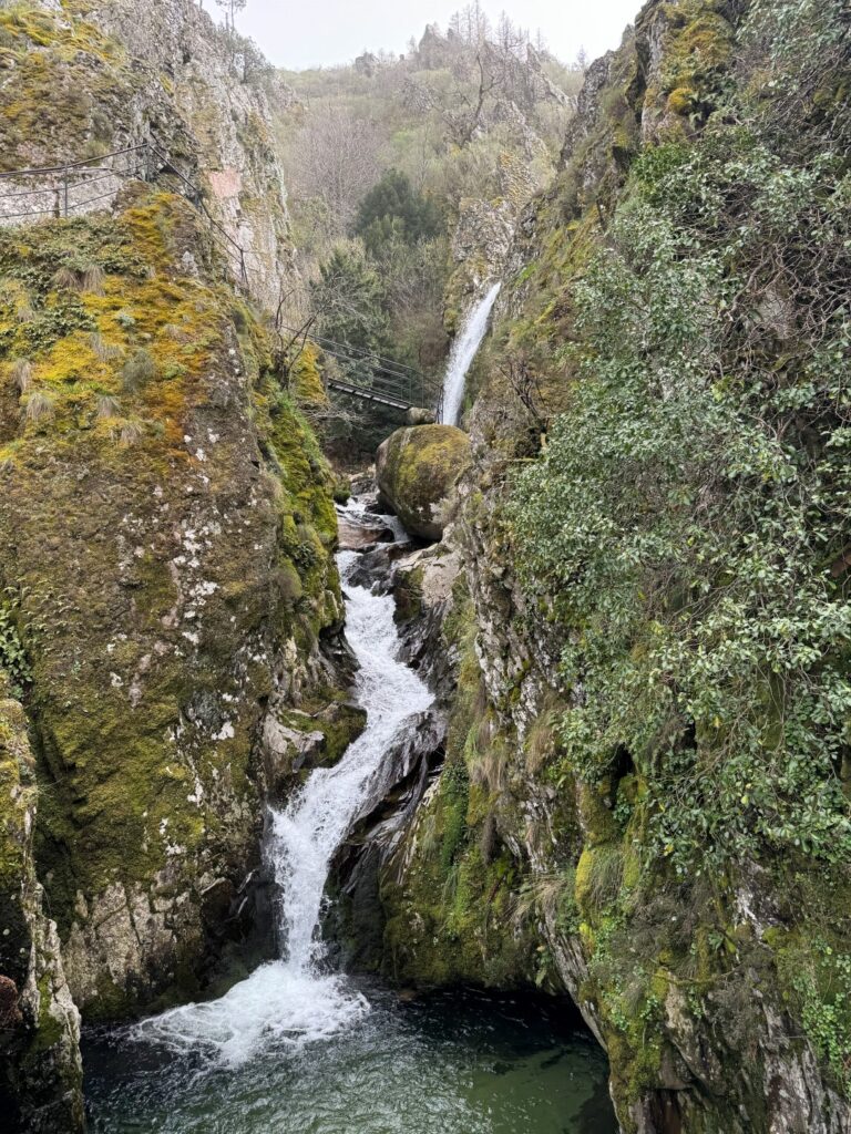Natuurpark Serra de Estrela - Cascata do Poco do Inferno - waterval