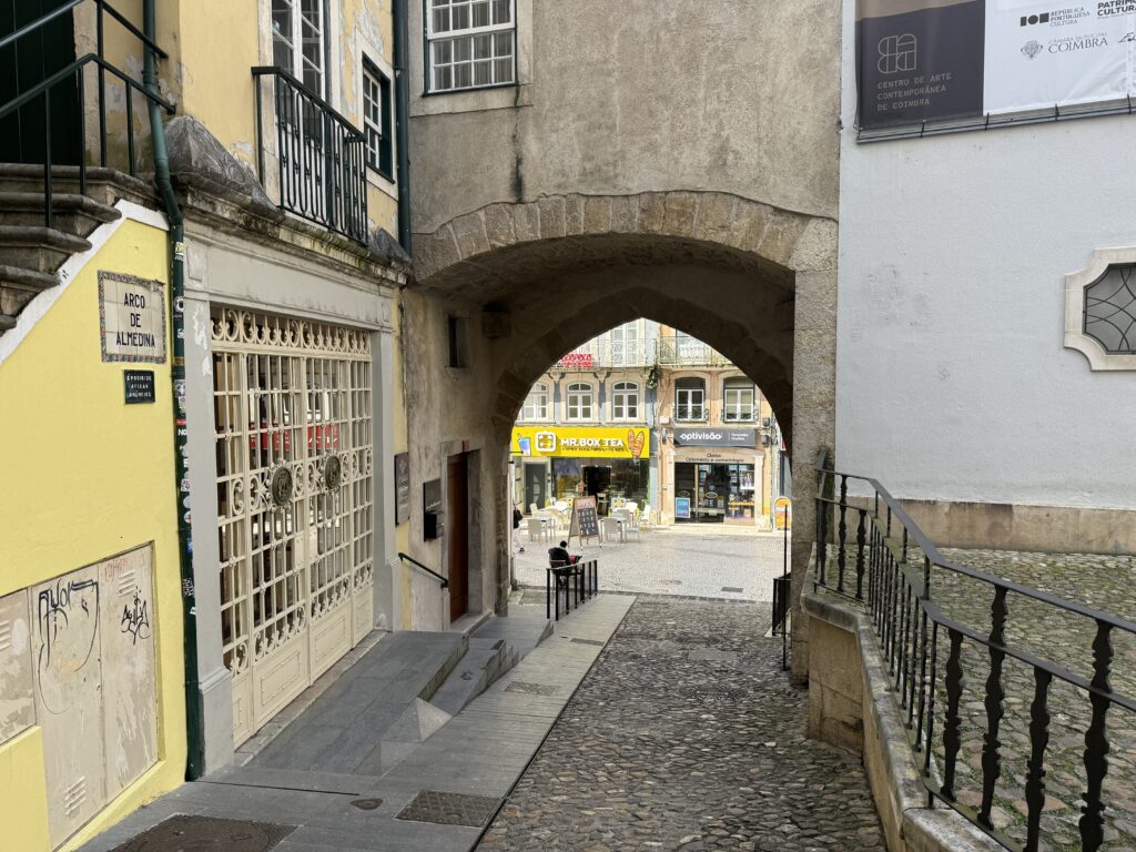 Ontdek de geschiedenis van de studentenstad Coimbra - Porta e Torre de Almedina